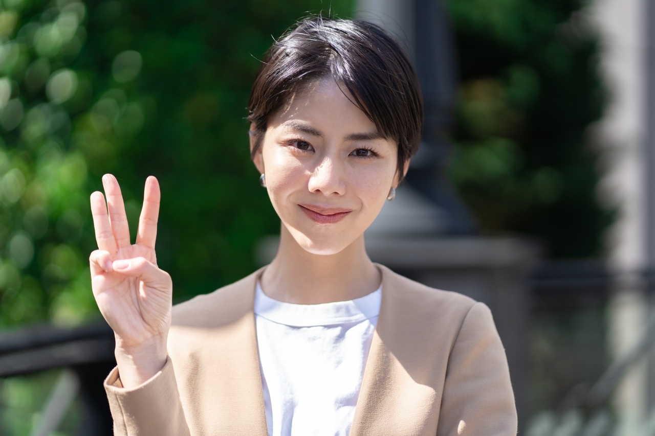 3つ　手　ジェスチャー　女性