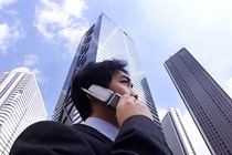 外で電話をするビジネスマン