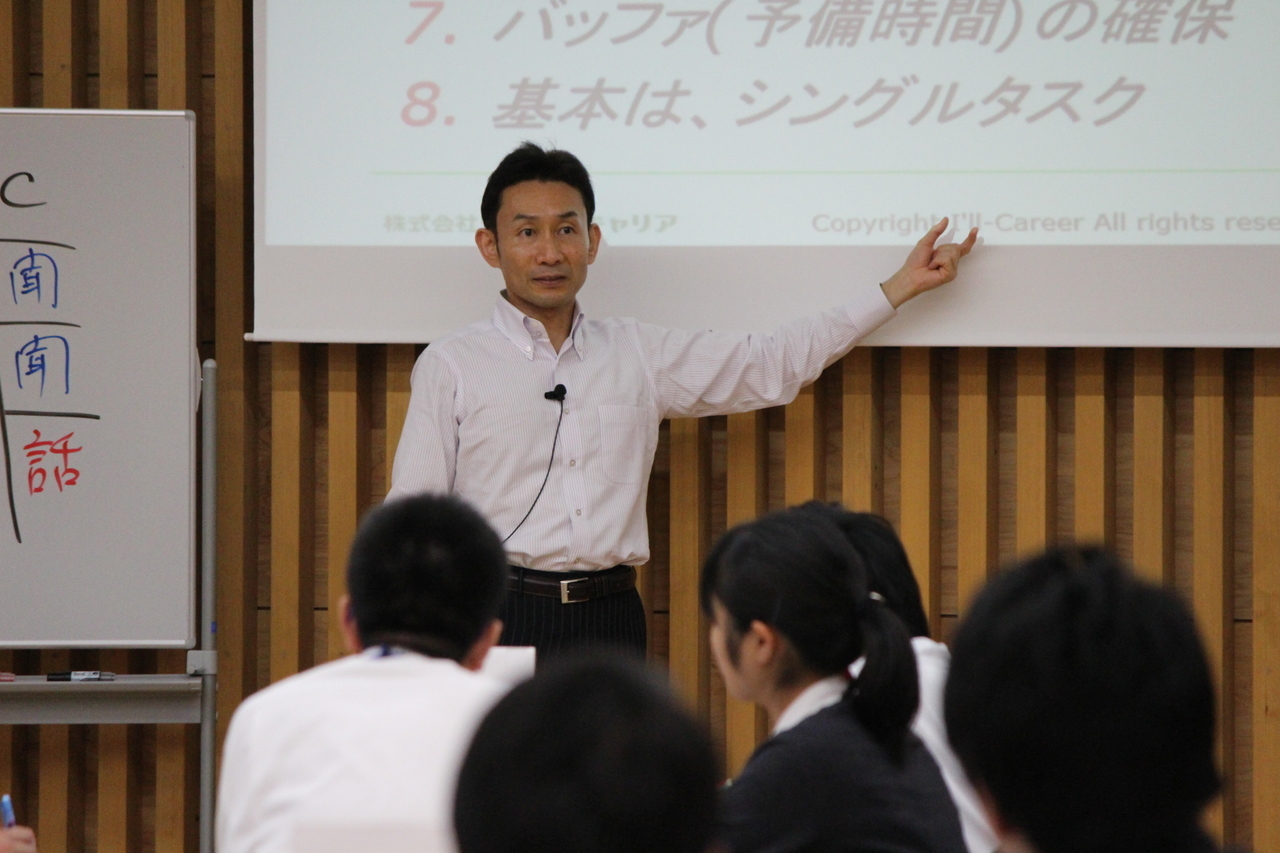 研修をする男性