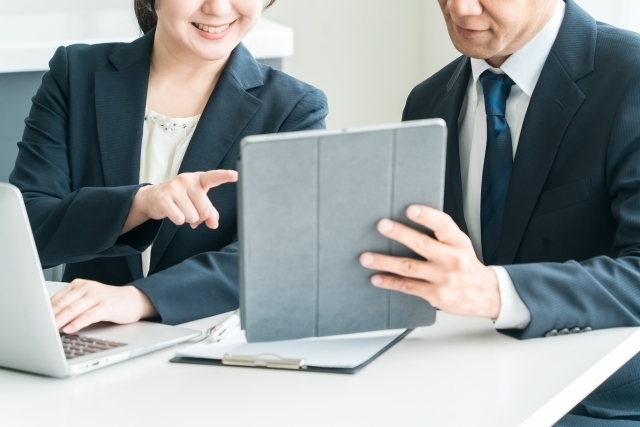 話を聞くビジネスマンたち