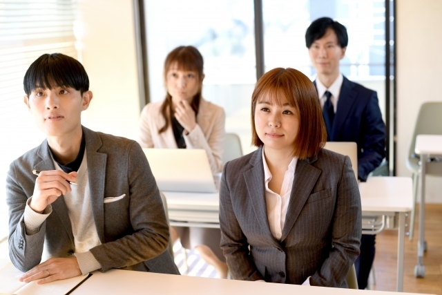 話を聞くビジネスマンたち