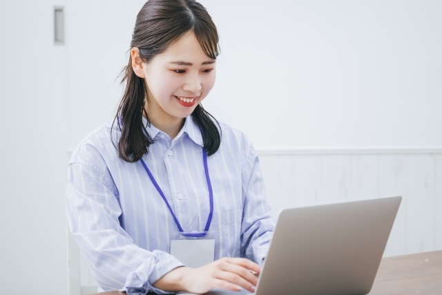 タイピングする女性