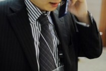 電話する男性