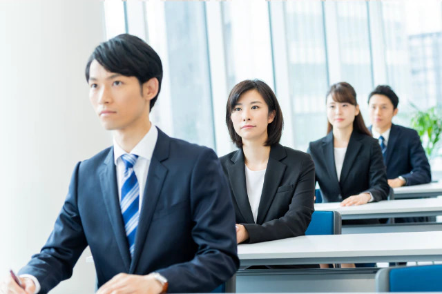話を聞くビジネスマンたち