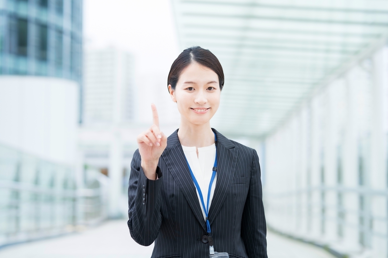 スーツを着た女性