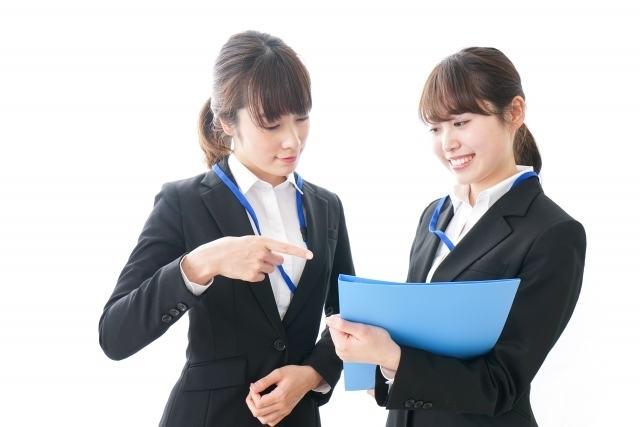 話し合う女性社員