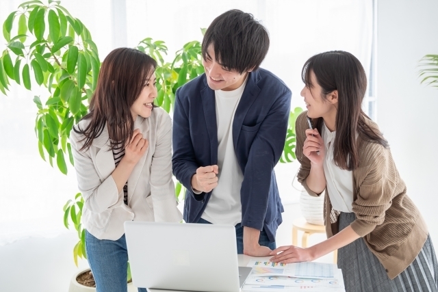 談笑する男女