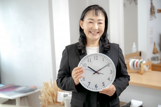 女性と時計