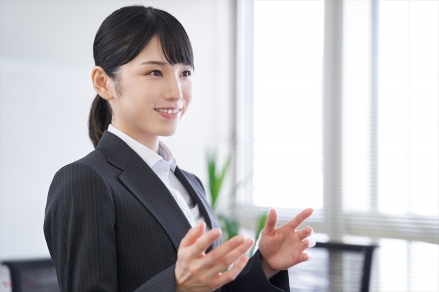 スーツを着た女性