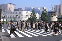 人々が行き交う様子