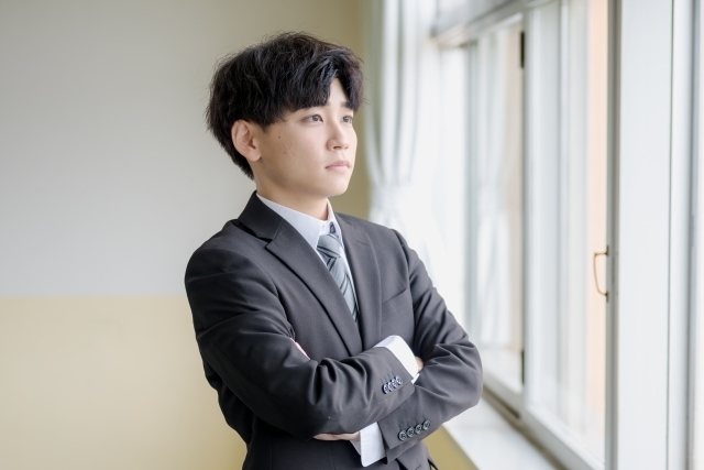 遠くを見つめる男性