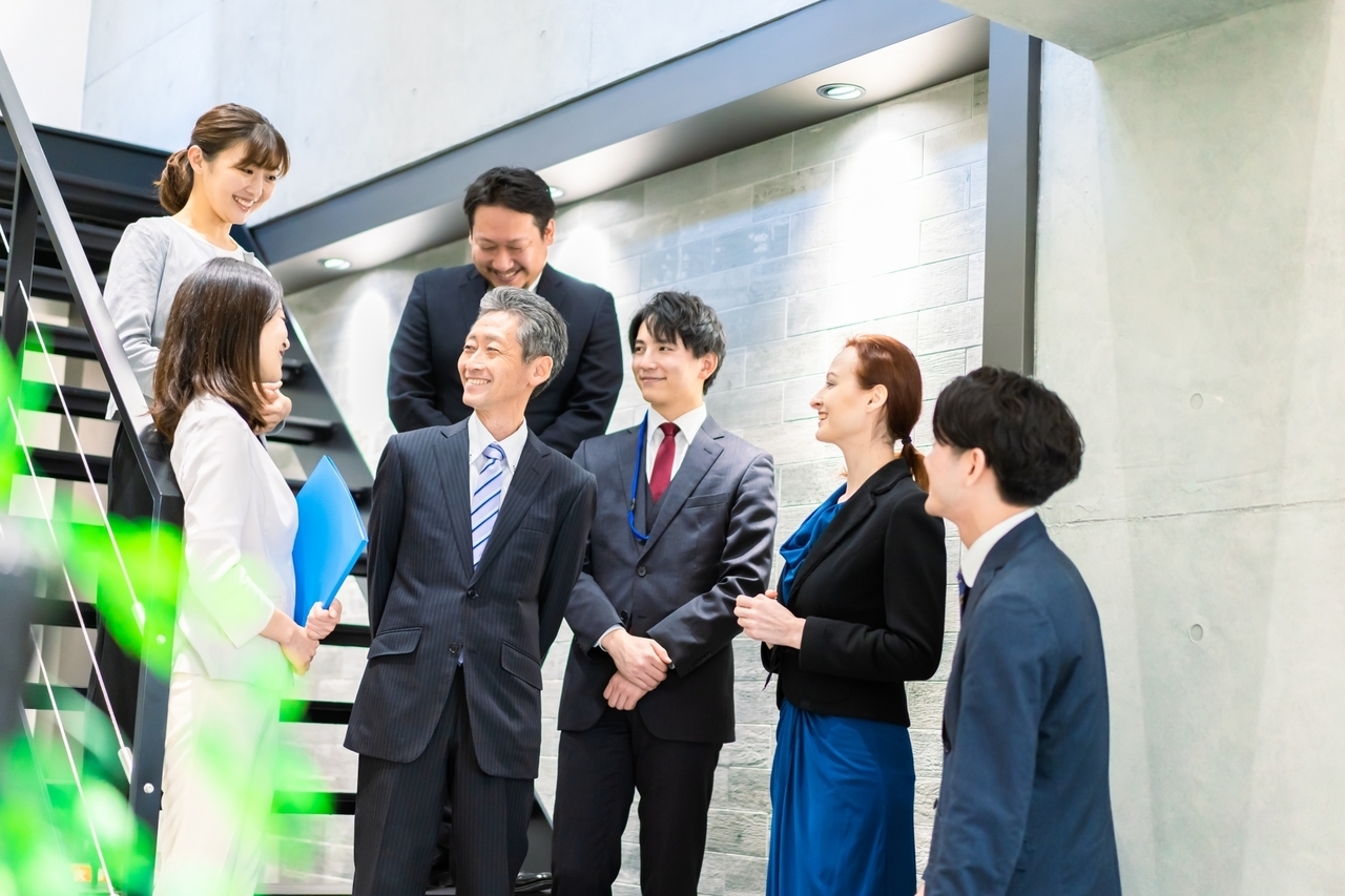 話し合うビジネスマンたち